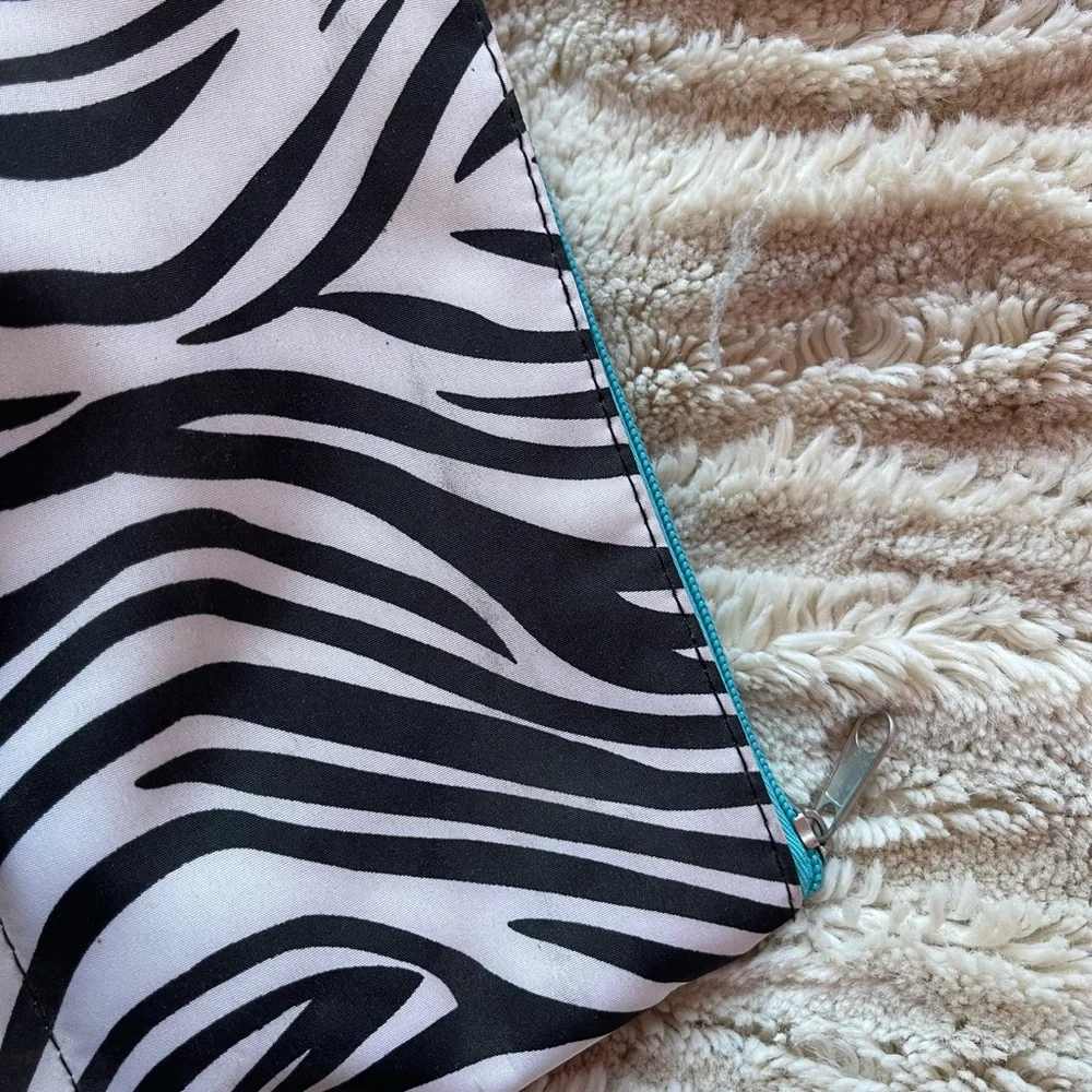 ✨FREE✨ with $15+ purchase Zebra Print Binder Pencil Pouch 🩵✏️